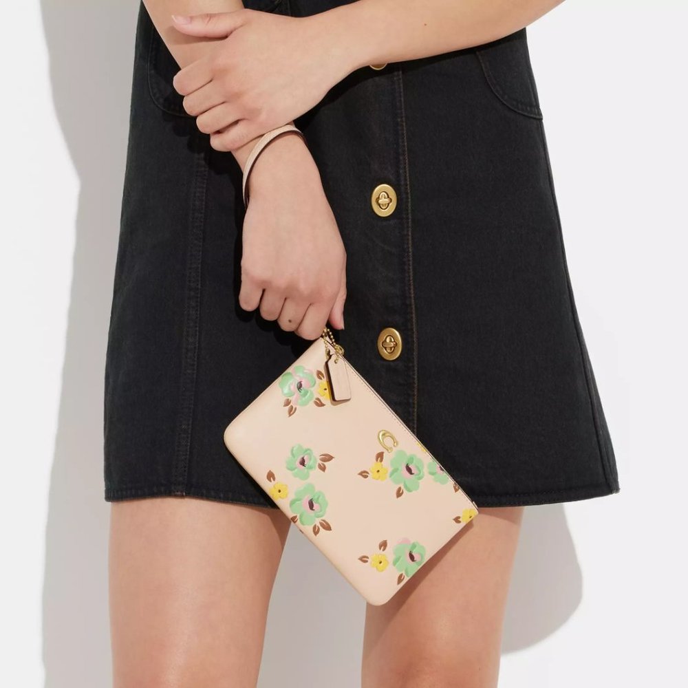 🌺 Coach Wristlet With Floral Print - Picture 4 of 10